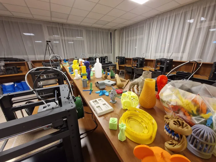 ELTE kollégium: Workshop az egyetemi kollégiumban, nyomtatókkal végig az asztalon