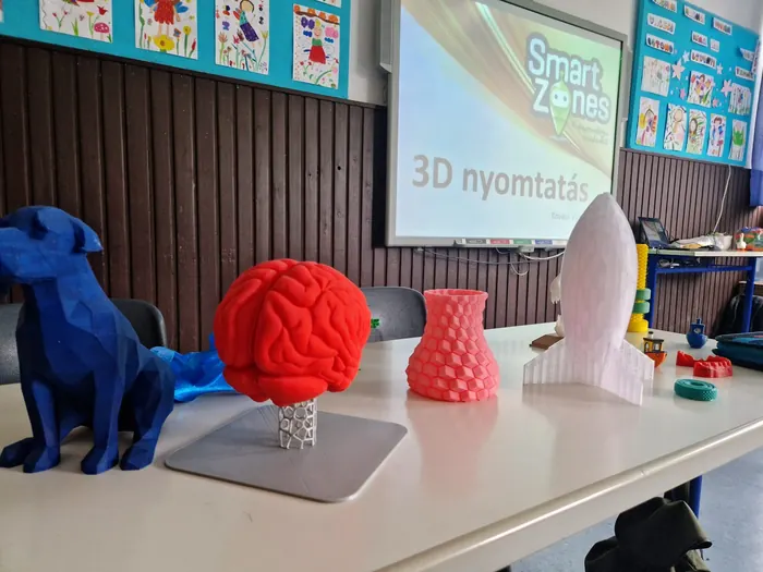 Iskolai bemutató: Kivetítő, kézbe vehető nyomatok - így indul egy workshop