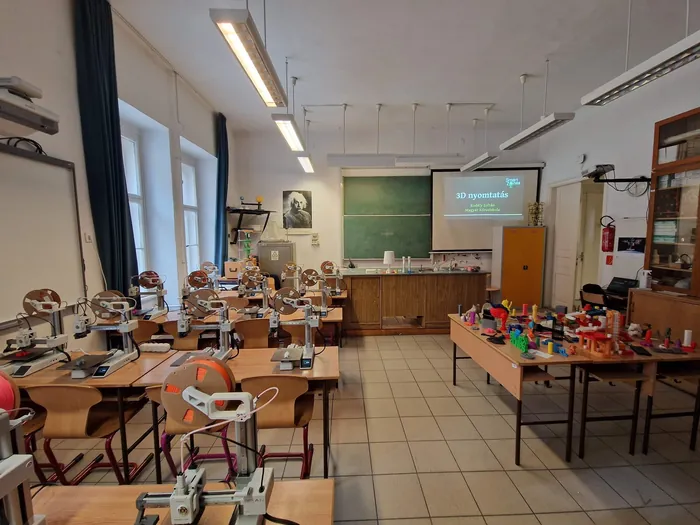 Kodály Zoltán Magyar Kórusiskola: Egy teljes tanterem 3D nyomtató-műhellyé alakítva