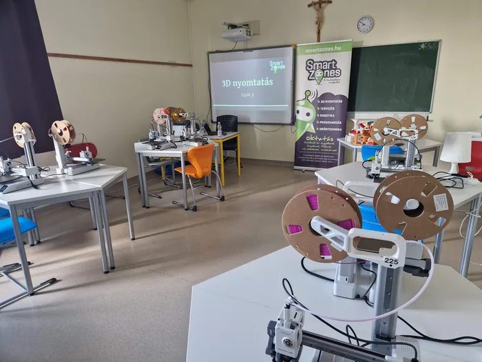 Iskolai kitelepülés, Lipót: Vidékre is kimegyünk: nyomtatók, kivetítő, minden a helyszínen