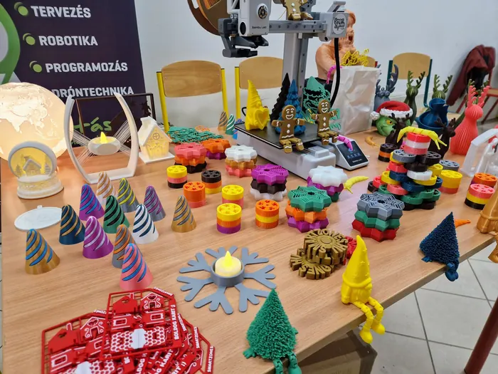 Egy workshop asztala: Karácsonyi díszek, ajándéktárgyak, fogaskerekek